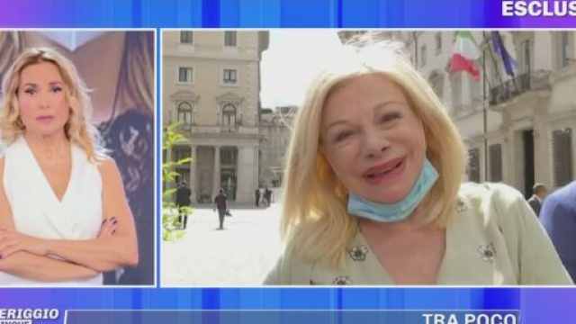 Sandra Milo si fa incatenare ad una transenna, davanti Palazzo Chigi.