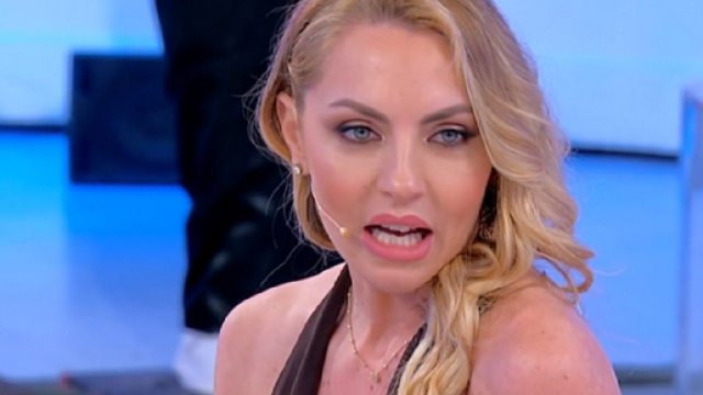 Uomini e Donne, anticipazioni 28 maggio: lite tra Sammy e Davide, sospetti su Luca e Veronica.