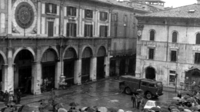 28 maggio 1974, la strage di Piazza della Loggia a Brescia - Video ... - rainews.it