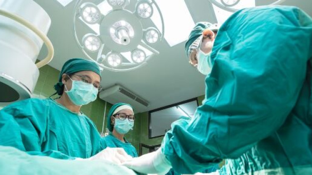 Al Policlinico di Milano &egrave; stato eseguito un trapianto di polmoni su un 18enne colpito dalla Covid-19.