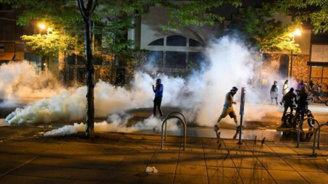 Usa, afroamericano morto durante arresto: proteste in tutto il Paese. A Minneapolis saccheggiati i negozi.