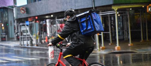 Dicas para evitar o cont&aacute;gio da Covid-19 ao pedir comida durante a pandemia. (Arquivo Blasting News)