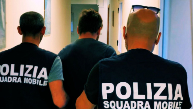 L'uomo &egrave; stato arrestato dagli agenti della Squadra Mobile della Polizia.