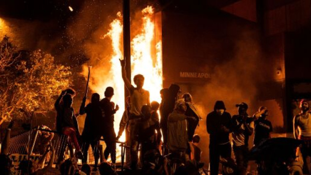 Minneapolis, terza notte di proteste in onore di George Floyd: in fiamme un commissariato.