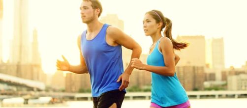 Espa&ntilde;a suspende lentamente el confinamiento, la gente puede salir a trotar por los parques y caminer&iacute;as.