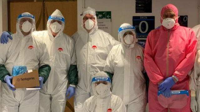 Il personale impiegato nei controlli sanitari sulla nave Costa Magica ormeggiata al porto di Ancona