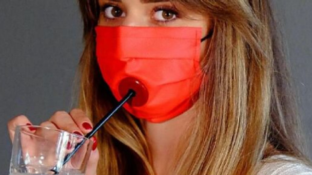 Coronavirus, arriva la mascherine per i drink in sicurezza: per bere non serve toglierla