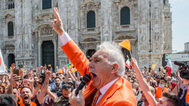 Pappalardo e i Gilet arancioni in piazza a Milano senza mascherine.