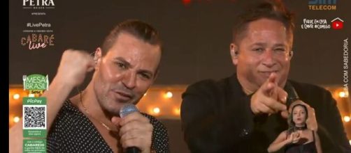 Eduardo Costa e Leonardo durante o show. (Reprodu&ccedil;&atilde;o/YouTube/Leonardo)