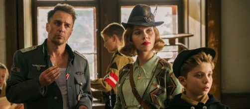 Signo de 5 atores que participaram de "Jojo Rabbit". (Reprodu&ccedil;&atilde;o/YouTube)