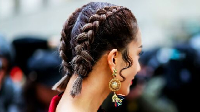 Moda capelli estate 2020: il balayage caramello e la treccia.