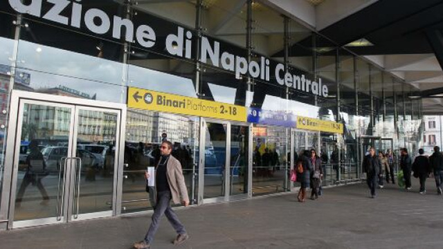Stazione Centrale di Napoli, attesa per i treni dal Nord.