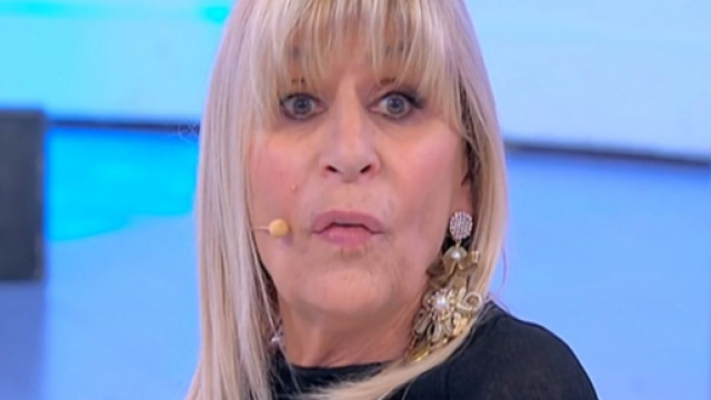 Uomini e Donne: Nicola Vivarelli corteggia Gemma in Tv e posa da modello su IG.