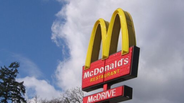 Brindisi, comincia la Fase 2: lunghe code di auto al McDonalds al centro commerciale