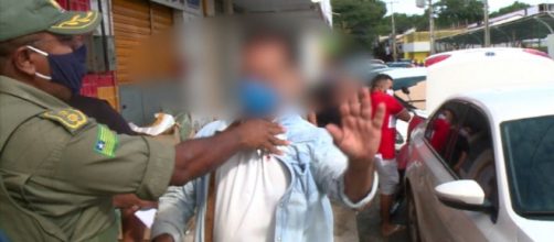 Agressor &eacute; contido por um guarda. (Reprodu&ccedil;&atilde;o/TV Clube)