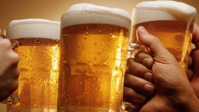 Lecce, titolare di un bar beve birra insieme a quattro clienti: denunciato.