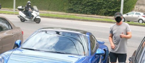 Boninho vai ao supermercado com carro de luxo e acaba chamando a aten&ccedil;&atilde;o. (Arquivo Blasting News)