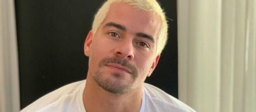 Sem gravar 'Amor de M&atilde;e', Thiago Martins exibe antes e depois de dieta. (Arquivo Blasting News)