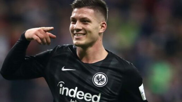 Luka Jovic, nella foto con la maglia dell'Eintracht Francoforte.
