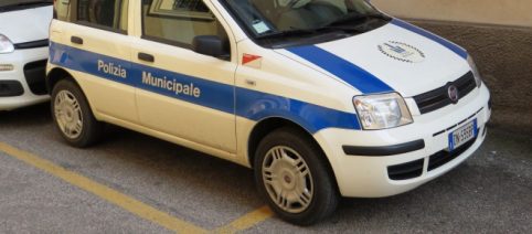 Napoli, 50enne senza mascherina aggredisce due vigili