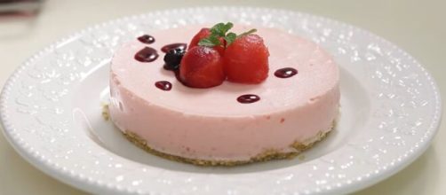 Cheesecake de melancia &eacute; uma excelente op&ccedil;&atilde;o para quem deseja manter-se saud&aacute;vel. (Reprodu&ccedil;&atilde;o/YouTube/ Lucilia Diniz)