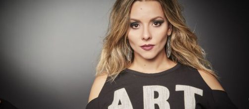 F&atilde;s mirins de &lsquo;As Aventuras de Poliana&rsquo; perseguem atriz at&eacute; mesmo dentro do mar. (Arquivo Blasting News)