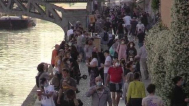 Le immagini dei milanesi assembrati sui Navigli fanno discutere.