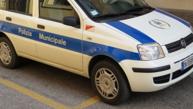 Marano di Napoli: 50enne senza mascherina aggredisce due vigili.