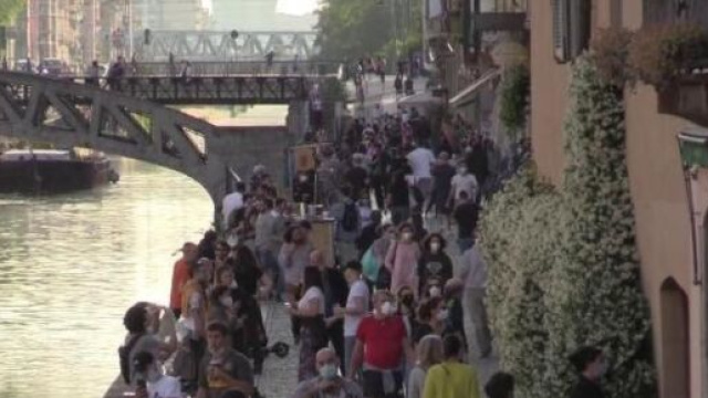 Navigli affollati, esplode la polemica