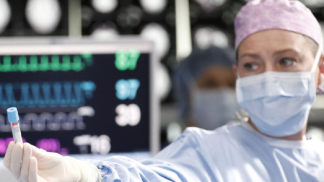 Nell'ultimo episodio di Grey's Anatomy 16, DeLuca interromper&agrave; l'intervento di Webber.