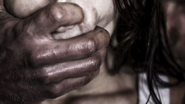 Napoli, un'infermiera &egrave; stata aggredita mentre aspettava l'autobus.