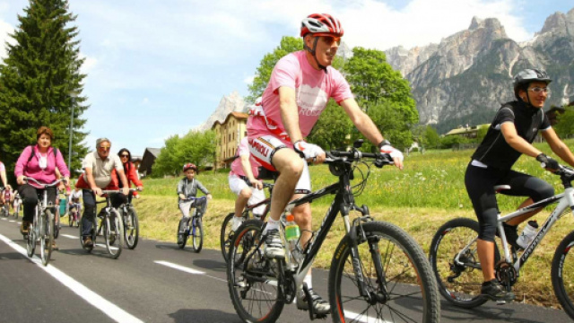 Due cicloamatori non hanno rispettato la regola del distanziamento sociale: multa di 280 euro ciascuno.