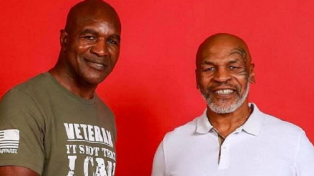 Evander Holyfield e Mike Tyson in una foto recente.