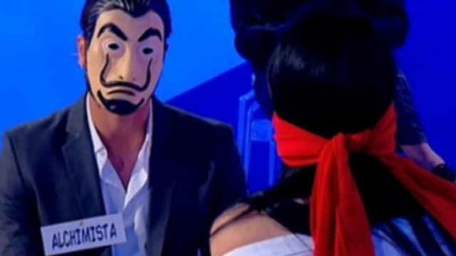 Uomini e Donne, 'Alchimista' e il mistero del tatuaggi: in studio li ha, in esterna no.