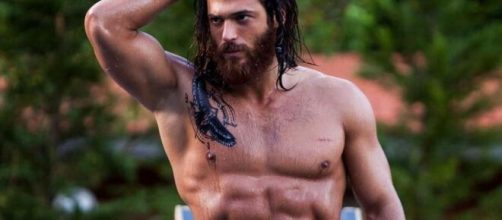 Can Yaman en una escena de 'Erkenci Kus'