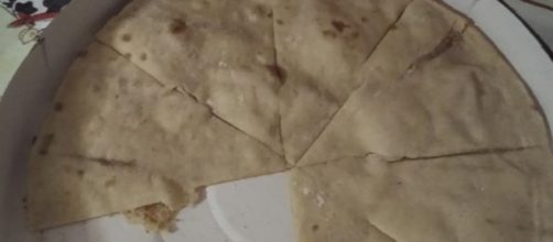 Crian&ccedil;a autista ganha pizza sem recheio e comemora. (Reprodu&ccedil;&atilde;o/Facebook)