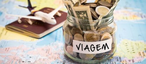 Dinheiro contado para uma viagem inesquec&iacute;vel. (Arquivo Blasting News)