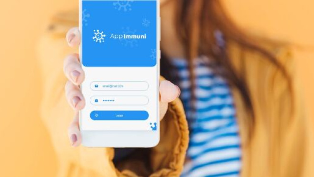 App Immuni, scaricabile da oggi dagli store Apple e Google.