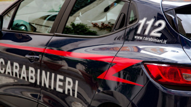 Caivano, negozio di abbigliamento danneggiato da una bomba.