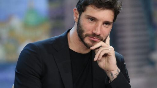 De Martino resta in silenzio sulla crisi coniugale: 'Spero che le persone comprendano'.
