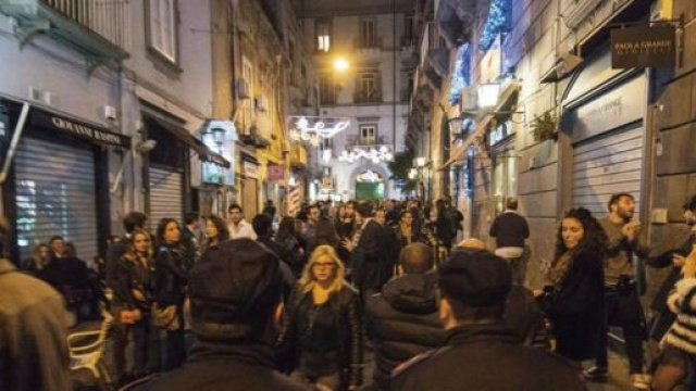 Fase 2 Napoli: assembramenti fino alle 5 del mattino nei luoghi della movida.