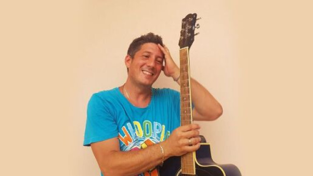 Gianluca Frassinelli, in arte Frassi, autore del brano 'Ci abbracceremo forte'.