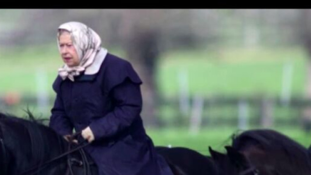 La reine Elisabeth II &agrave; cheval (image d'illustration, source : capture Youtube)