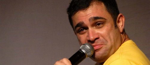 Sem trabalho, ex integrante do 'P&acirc;nico' vende bolsas de grife durante quarentena. (Arquivo Blasting News)