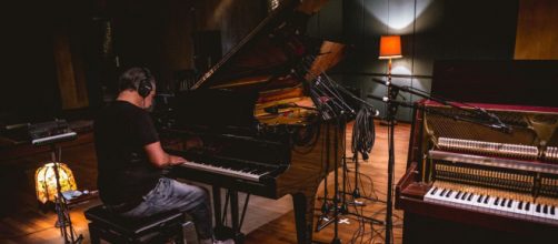 Stephen Emmer playing piano Maison Melody