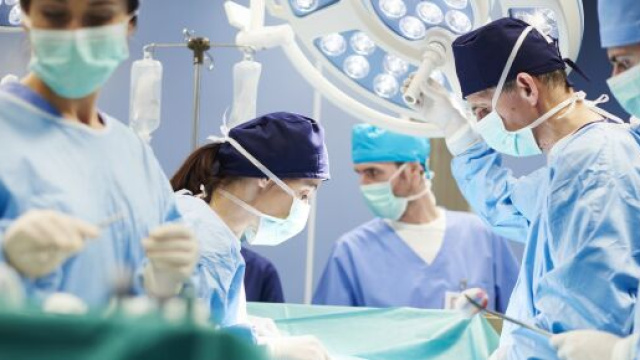 Una donna abruzzese prepara le olive all'ascolana mentre la operano al cervello.