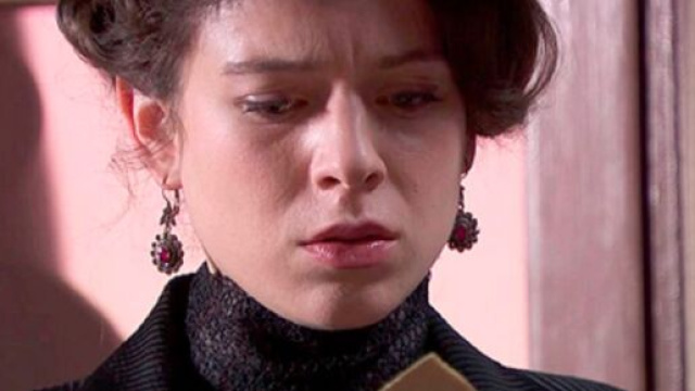 Una Vita, trame Spagna: Genoveva scopre che suo marito Alfredo &egrave; gay.