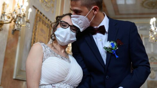 Bologna, sposa positiva al coronavirus: 31 invitati finiti in quarantena.