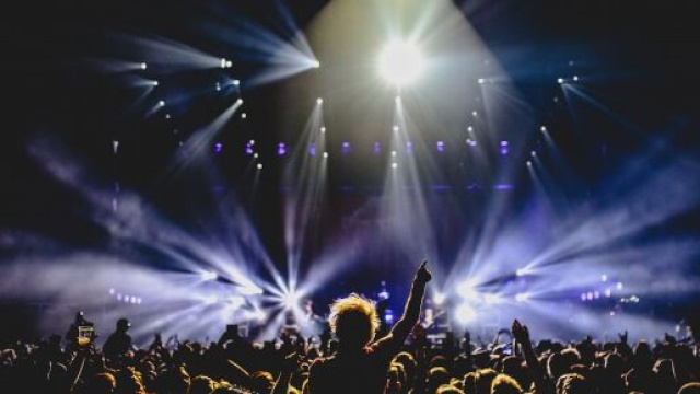 Fase 3, dal 15 giugno riaprono le discoteche: si baller&agrave; all'aperto e senza abbracciarsi.