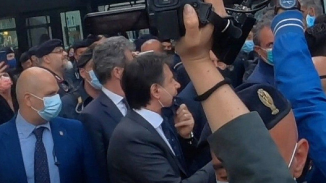 Giuseppe Conte contestato a Roma.